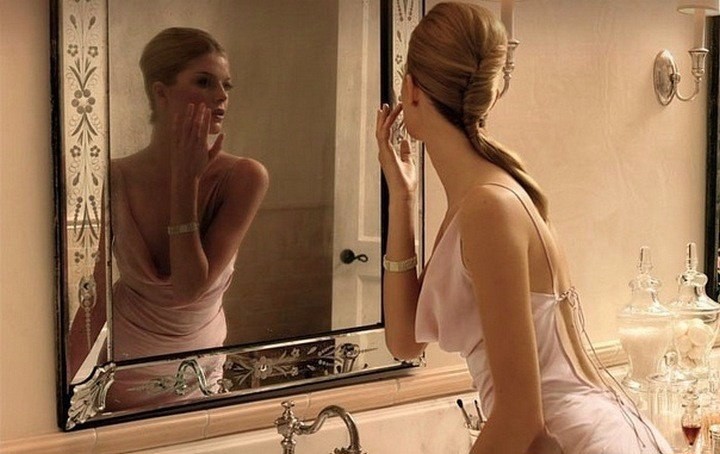 Красавицы любят снимать себя в зеркале