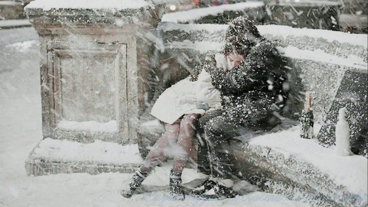 Женщина писает в зимнее время