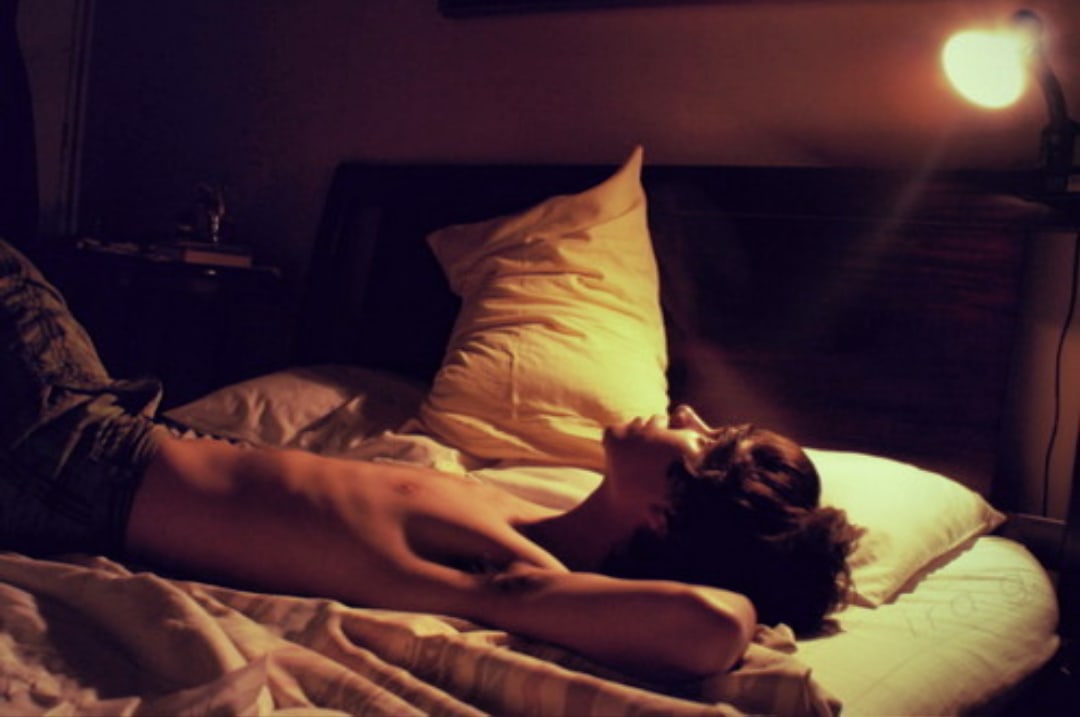 Напряженные соски девушки на кровати  20 фото эротики