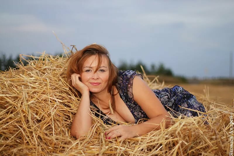 Голая русская женщина за 40 в загородном доме 