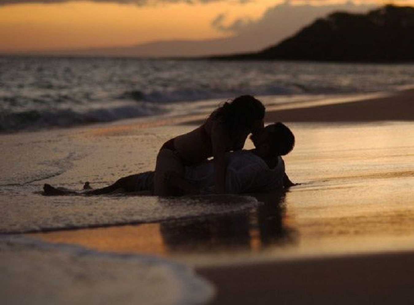 Пара весело проводит время на пляже и в гостинице порно фото