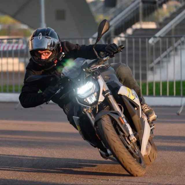 ����� ����