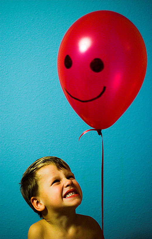 Мальчик с большим шаром. Шарики для мальчика. Дети с воздушными шарами. Младенец с шариками воздушными. Шарики воздушные для мальчика.