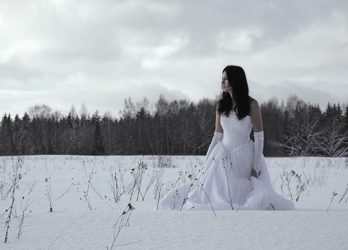 По полюшку приду ремикс. Зимняя фотосессия в платье. Фотосессия в зимнем поле. Девушка в снегу. Фотосессия в поле зимой.