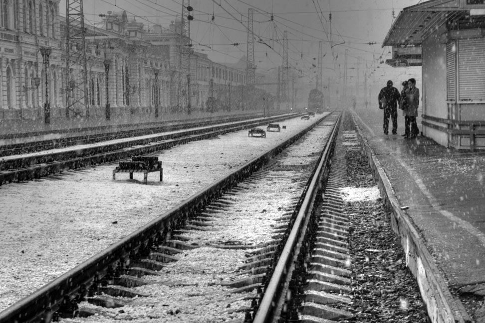 А над Москвой снова снег...