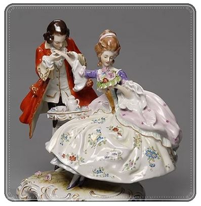 Мне милый ручку целовал