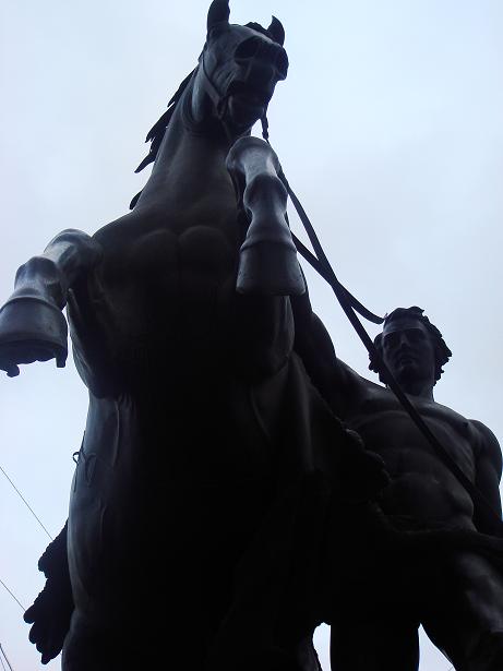 Да, жизнь ломать меня привыкла