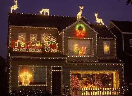 На ветках снег алмазной пылью...