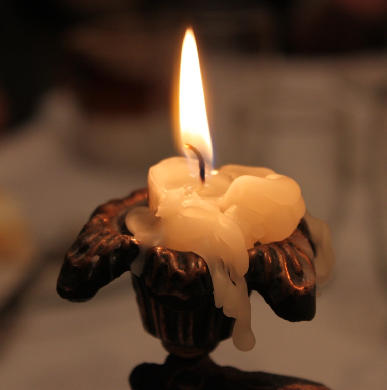 Свеча траурная крокус. Поминальная свеча. Красивые поминальные свечи. Свеча скорби. Черная свеча поминальная.