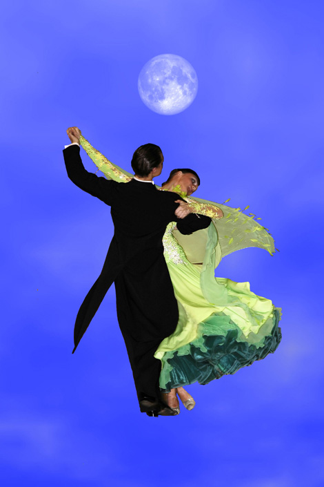 Вальс закружил. Танцующая пара. Вальс танец. Пара Танцующая в небе. Танцующие вальс.