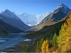 Словно тысячи рек умолкают на миг...