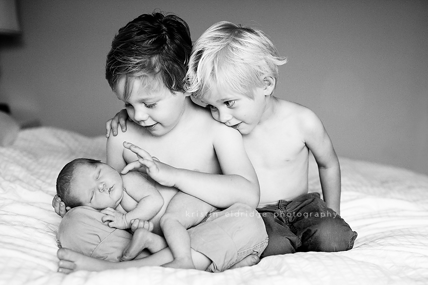Любовь братик. Трое детей. Фотосессия троих детей. Красивые дети трое. Двое детей.