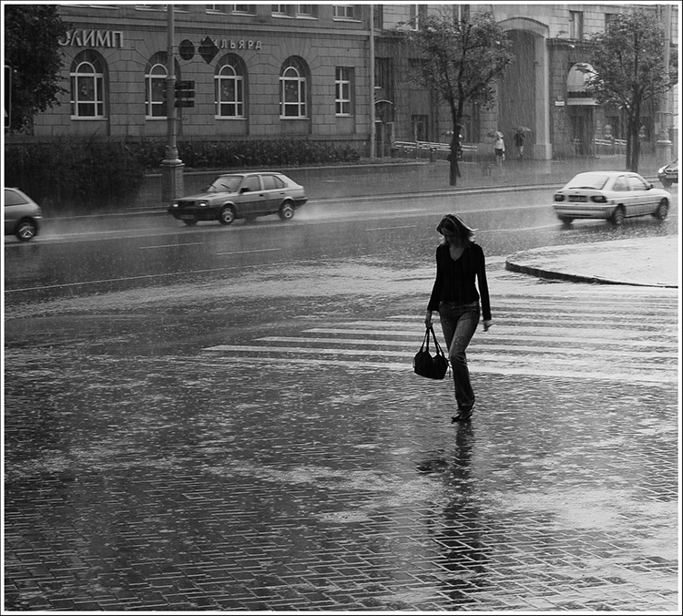 Время медленно шагает и всего один раз. Ливень. Девушка бежит под дождем. Я шагаю по Москве под дождем. Мокнуть под дождем.
