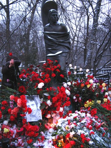 Опять на могиле В. Высоцкого