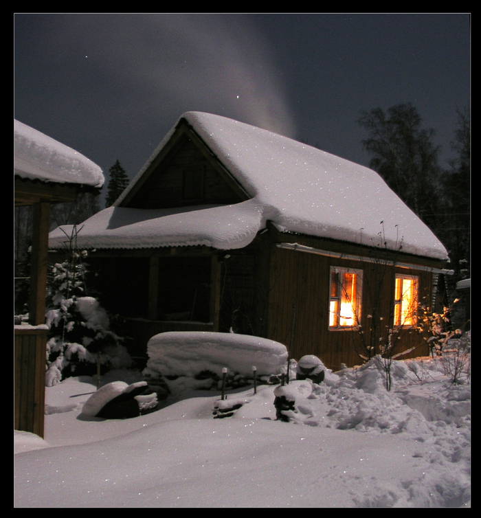 Ночные хаты. Деревенский домик зимой. Деревенский домик ночью. Заснеженный деревенский домик. Деревня зимой ночью.