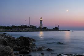 Маяк горящая свеча