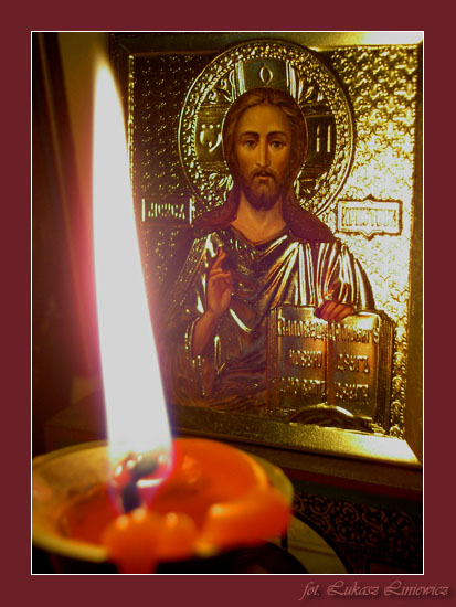 Свеча горит на алтаре