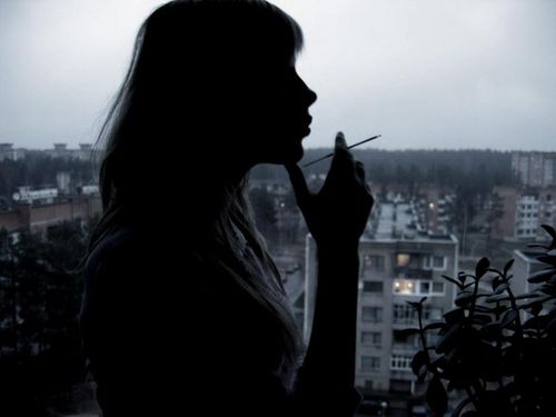 Уныло светят фонари своими яркими глазами