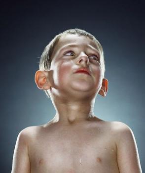 Маленький мальчик плакал у храма