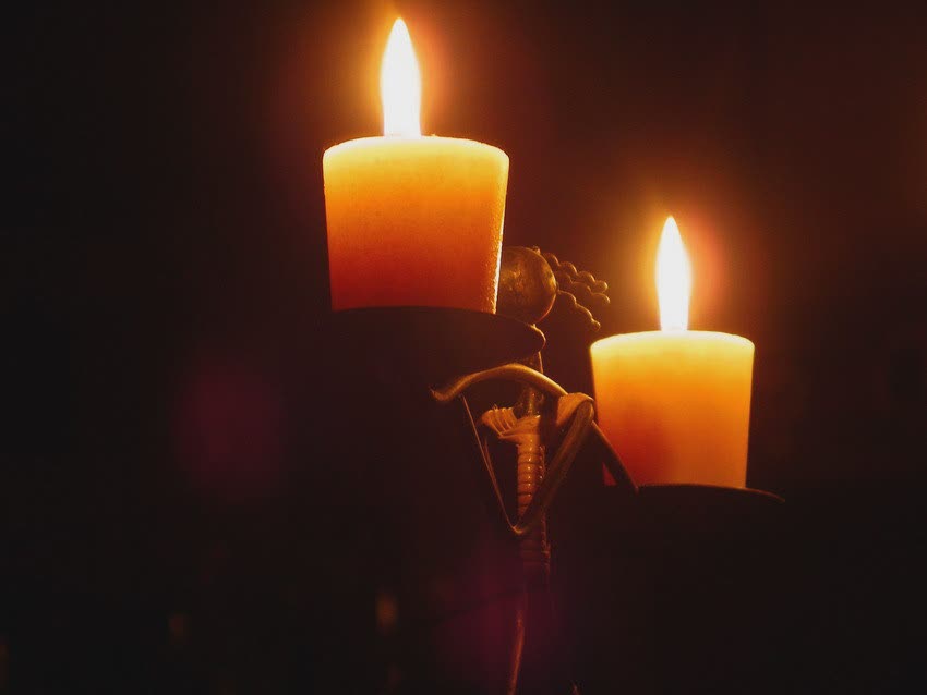 Горящая свеча гаснет в закрытой. Две свечи. Две погасшие свечи. Незажженная свеча. Свеча одна.