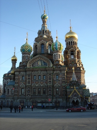 На площади Конюшенной...