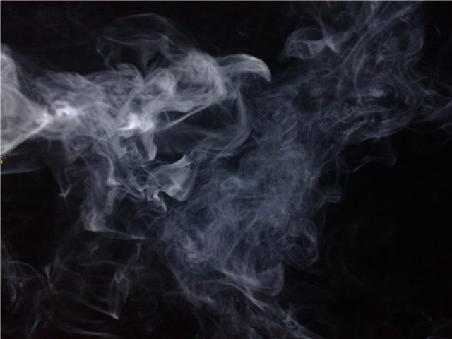 Струйки дыма тянулись навстречу брызгам. Струя дыма. Монитор и дым. Фосфоресцирующая струйка дыма. Одинокий дым сигарет.