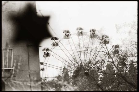 В той постели