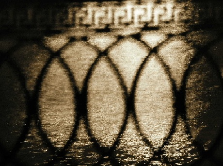 День спускался