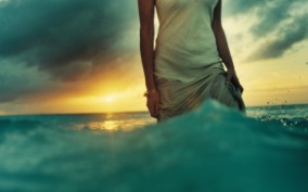 собирая пыль молитв с Его недвижимых губ