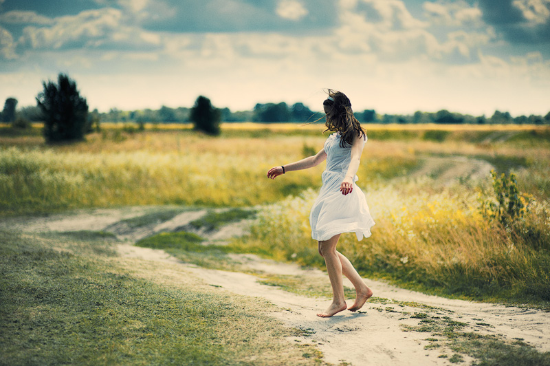 Старик на скамейке в парке. Женщина на скамейке в парке. Навстречу сидя. Девочка сидит. Человек сидит на скамейке.