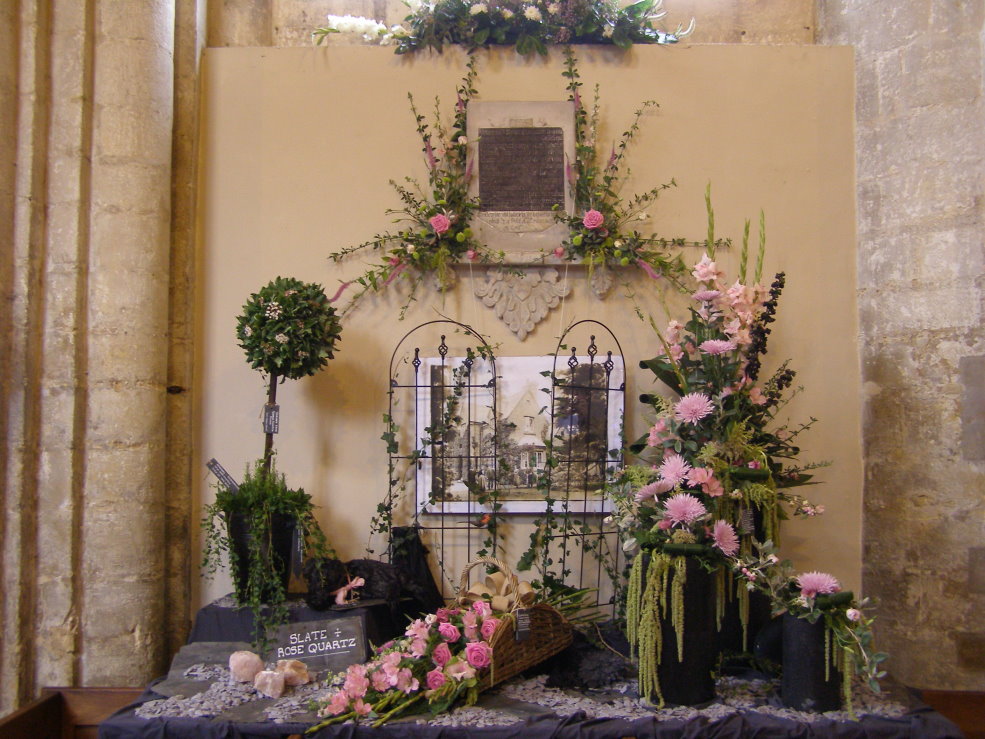 Thorny abbey. Камни и цветы. Розовый кварц и слане