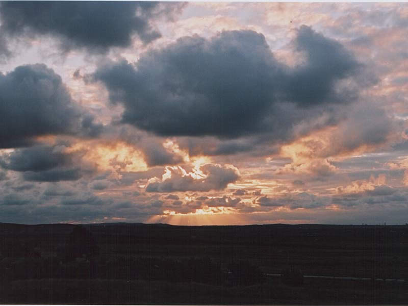 Нисходящий на нет угасающий бледный закат