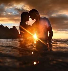 Вода, песок, фигуры отраженье...