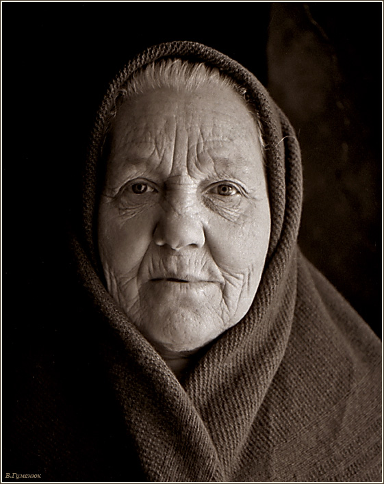 Полненькие бабушки. Фотопортрет пожилой женщины. Лицо бабушки. Старая женщина в платке. Пожилая женщина в платке.