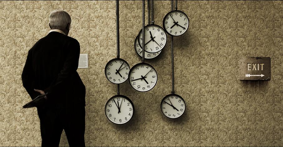 Прошлое догнало. Часы ожидание. Прошлое догнало. Девушка уезжает. Прошлое догнало.