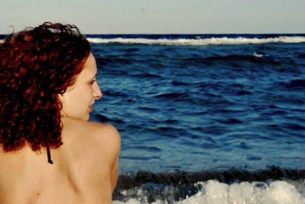 В празднике чужом, прохожей...