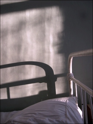 Белый потолок больничных комнат