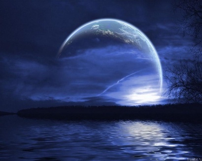 В ультрамаринно перламутровом...