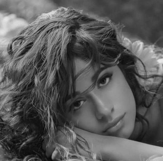 Под бархатом ресниц твоих очей...