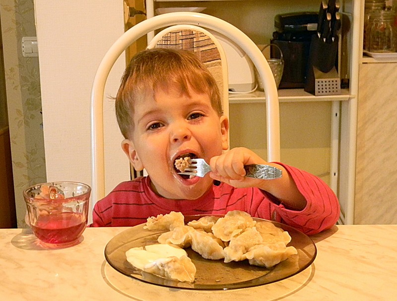 Мужик ест ребенка. Ребенок ест пельмени. Кушать пельмени. Человек кушает пельмени. Семья ест пельмени.