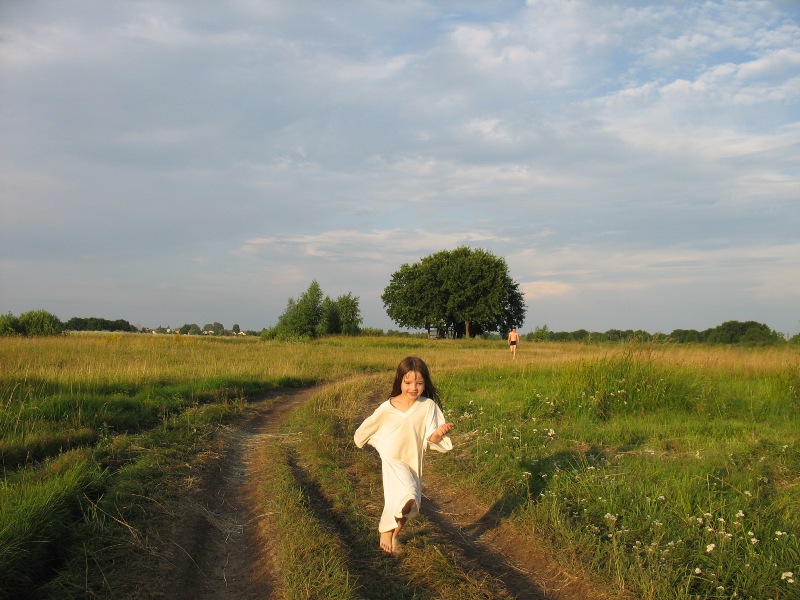 Я за деревню побегу. Счастье жить в деревне. Босоногое детство в деревне. Дети бегут в деревне. Фотосессия в деревне в поле детства-.