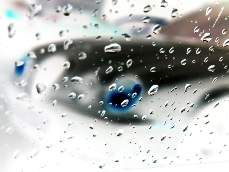 Звук на телефон капля. Капли воды на стекле акварелью. Капли дождя на листке. Капельки слез. Картина капли дождя.
