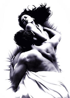 Розы к сердцу прижимая...