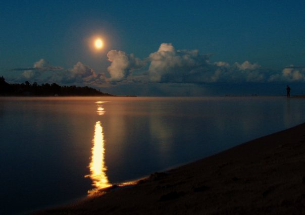 Луна распласталась на тихой воде. Золотою лягушкой Луна. Лягушкой Луна распласталась на тихой воде. Ясный месяц на реке.