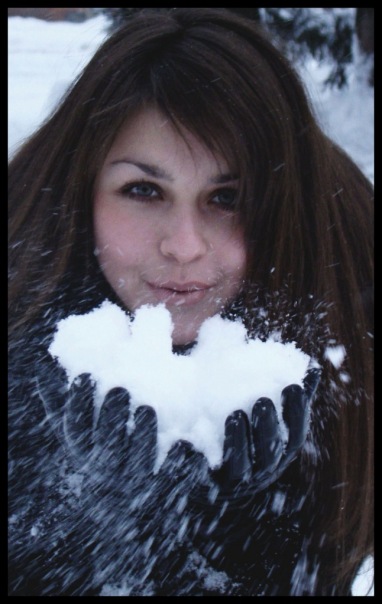 Пролетают снежинки юные...