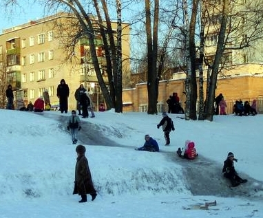 Стужа вновь в окно стучится...