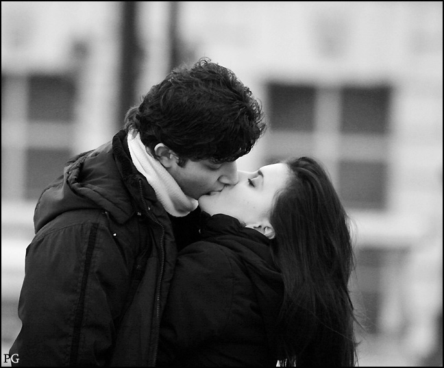 Поцеловать мужчину первой. Красивый поцелуй. Первый поцелуй. Скромный поцелуй. Страстный поцелуй фото.