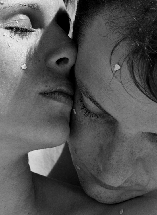 Встречаешься лбами. Мужчина и женщина щека к щеке. Поцелуй в щеку. Поцелуй в щечку. Прикосновение к щеке мужчины.