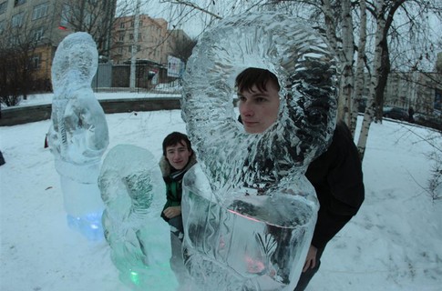 Белой лапою холодной,