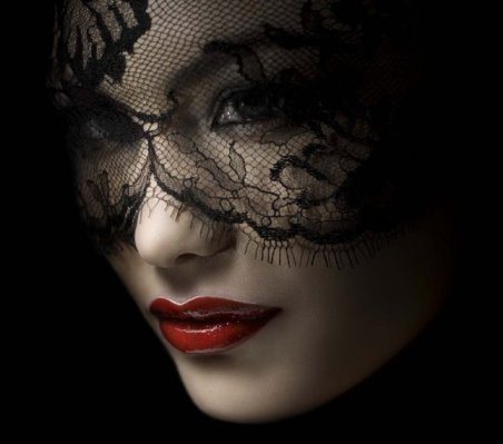 Губами алыми дразнила...